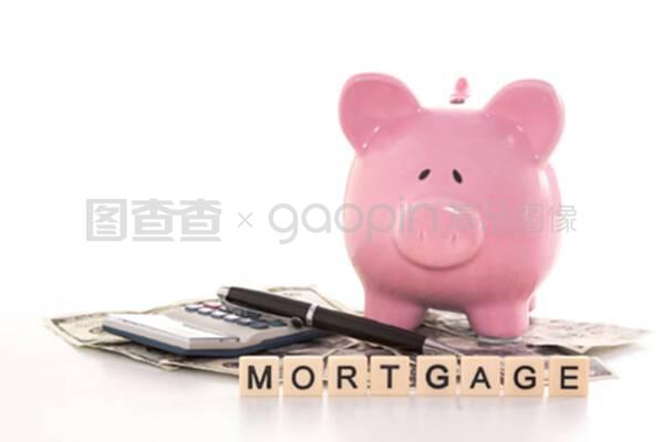 在计算器和抵押旁边的存钱罐,用塑料信件拼出